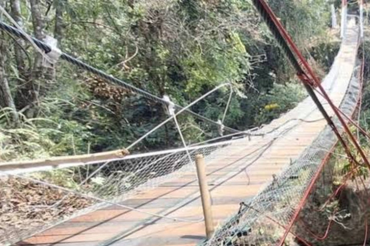 Jembatan Ambruk Saat Peresmian di Pangandaran Viral, TNI AD Ungkap Penyebabnya Hingga Tuai Hujatan!