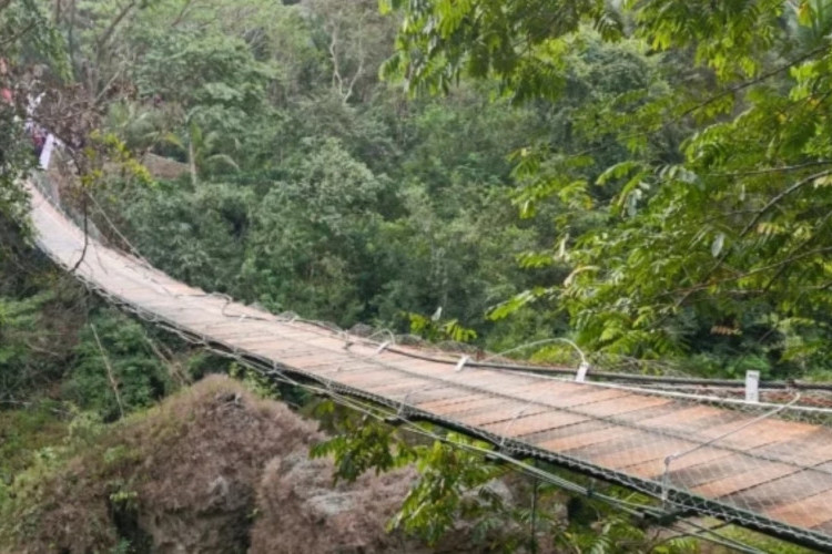 Jembatan Pangandaran Ambruk Saat Diresmikan Bupati dan Rombongannya, Viral Begini Kronologi Lengkapnya!
