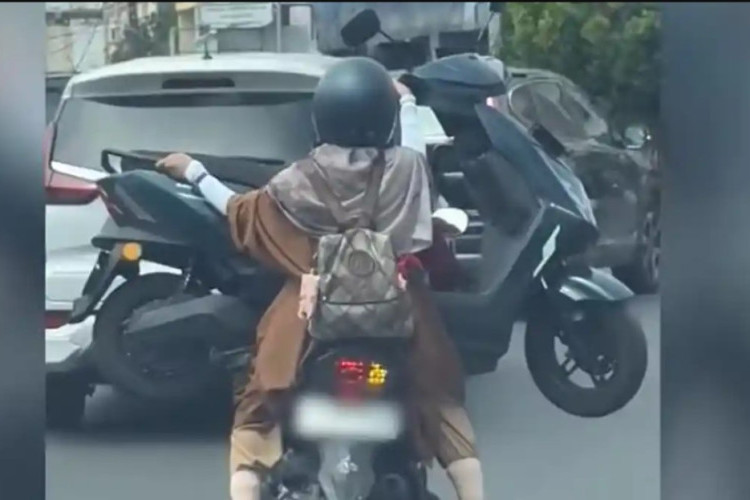 Curi Perhatian, Pemotor Viral Angkut Motor Listrik pakai Motor Hingga Dicari Kepolisian!