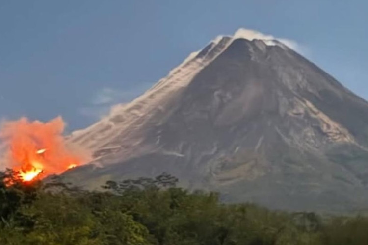 Status Siaga! Gunung Merapi Erupsi Lagi, Awan Panas Meluncur Hingga 2.000 Meter dan Tercatat 11 Kali Guguran Lava