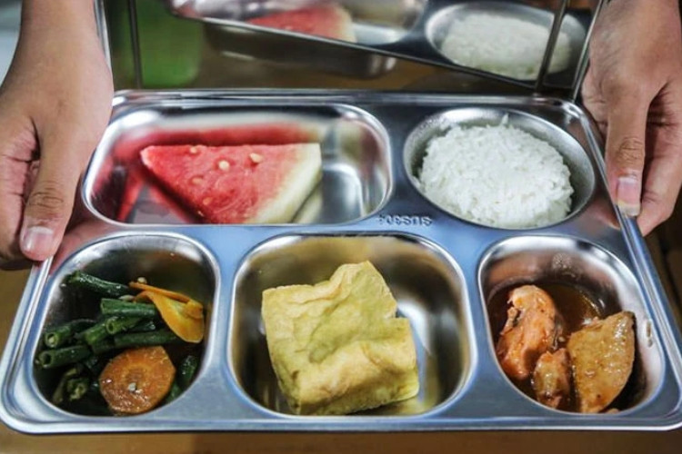 136 Siswa SMAN 1 Tunjungan Blora Diduga Keracunan MBG Alami Gejala Lemas, Mual, Muntah, dan Diare: Satgas Usulkan Dapur Ditutup 