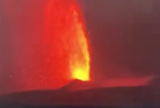 Erupsi Anak Krakatau Terlihat dari Udara, Kolom Abu Tembus Hingga 15 Kilometer