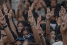 Arti Simbol Tiga Jari Selama Demo Viral di Medsos, Terinspirasi dari Film The Hunger Games