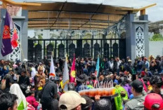 Tuntutan Demo Kaltim 21 April di Samarinda Hingga Ribuan Massa Kepung Kantor Gubernur dan DPRD, Berakhir Ricuh