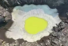 Gemesin Banget! Ini Dia Penjelasan Ilmiah Dibalik Fenomena 'Telor Ceplok' di Kawah Gunung Anak Krakatau
