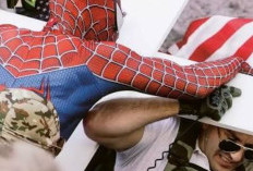 Demo Ricuh! Pria Berkostum Spider-Man Hajar Jake Lang, Aktivis Anti-Islam Pembakar Alquran di AS Hingga Viral Media Sosial