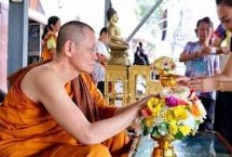 Link Biksu Thailand Viral 1 Menit Full HD! Meja dan Kursi Sitaan Menjadi Saksi Bisu Kelakuan Bejatnya