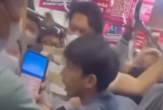 Adu Jotos! Kronologi Keributan Penumpang KRL Jakarta-Bogor Diduga Dipicu Pelecehan, Ternyata Salah Paham Karena Berdesakan 